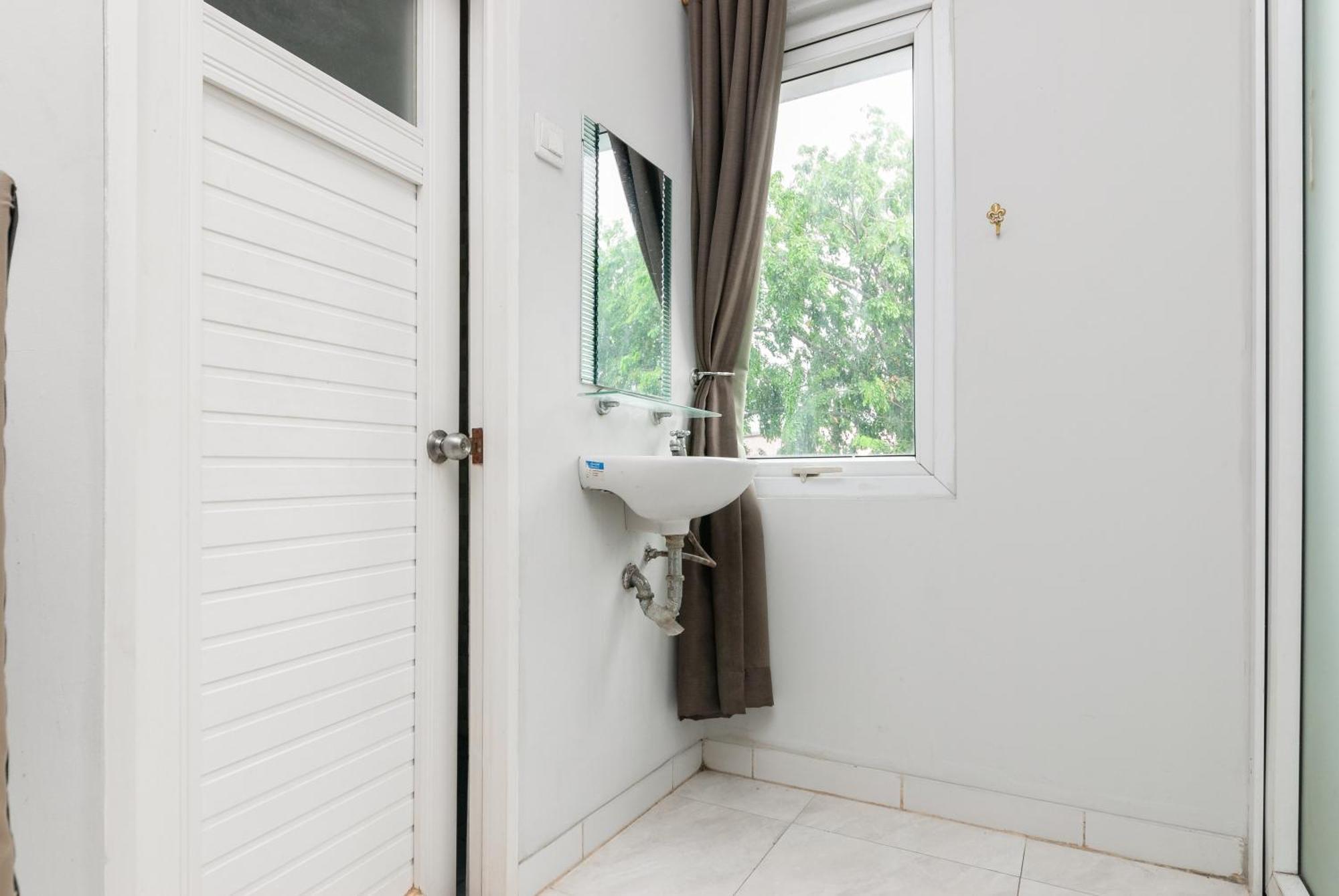 Reddoorz Near Mandaya Royal Hospital Puri Hotell Tangerang Eksteriør bilde